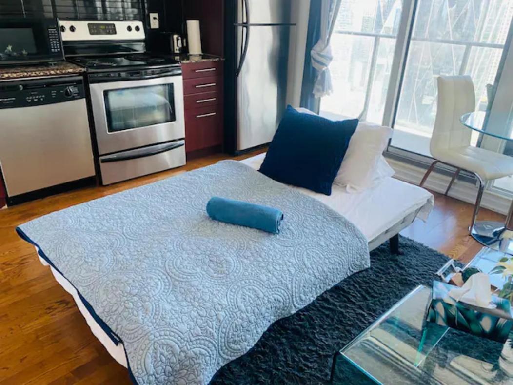Gorgeous 1Br W/Parking Across The Scotiabank Arena Apartamento Toronto Exterior foto
