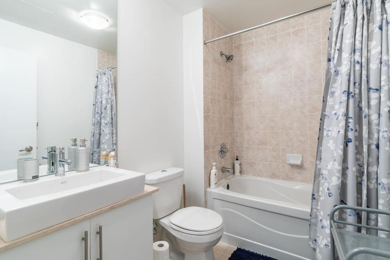 Gorgeous 1Br W/Parking Across The Scotiabank Arena Apartamento Toronto Exterior foto